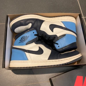 Jordan 1 obsidian  - Storlek 43 Skick: 7/10 Är inte 100% på om dom är äkta 