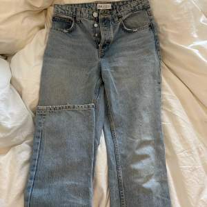 Straight jeans från Zara säljs. Storlek 36