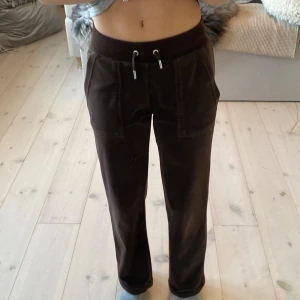 Bruna juicy couture byxor  - Super snygga och sköna juicy couture byxor i storlek XXS.  Dem är uppsydda ner till och jag är 157 (kolla första bilden för att jämföra)  Mycket bra skick  Frakten ingår o priset 