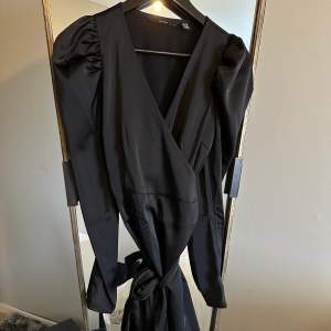 Fin omlott satin klänning från Na-kd . Säljs för 200kr