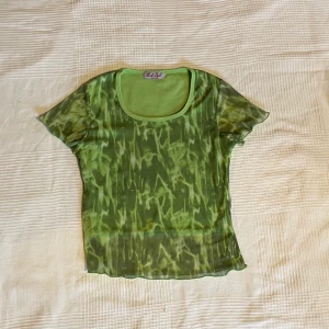 Topp - Grön meshtopp som är lite sliten under båda armarna. Står ingen storlek men skulle säga XS-S💓 Skriv till mig innan du klickar på ”köp nu” 
