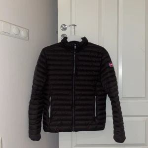 Colmar vinterjacka  - Jackan är i storlek 50 vilket motsvarar runt medium och köpt föra vintern. Den är sparsamt använd och ser ny ut, finns inga skador på jackan.