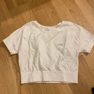 ICIW croppad gymtshirt - Jättesnygg i princip helt ny croppad gymtshirt från ICIW. Säljer då den är för lite för liten 🤍