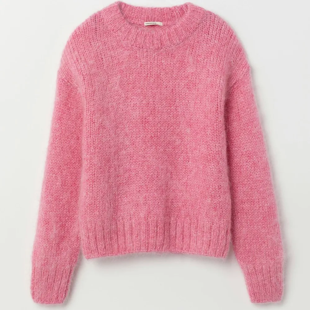 Rosa stickad tröja från H&M som är slutsåld sedan långt tillbaka. Hör av dig om du vill ha fler bilder och köparen står för frakten 💗. Stickat.