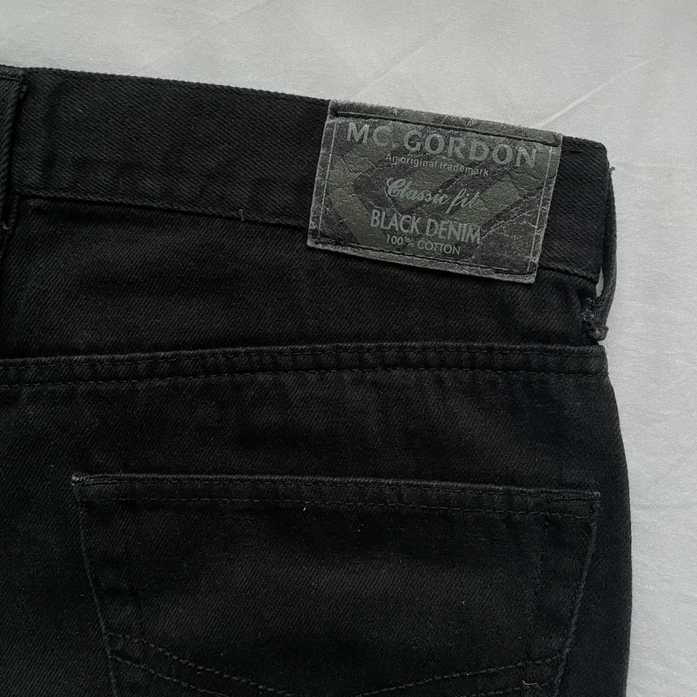 Svarta MC GORDON jeans i bra skick. Storlek W34 L32. Jeans & Byxor.