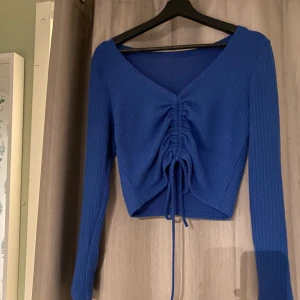 Tröja - Säljer dennna gulliga blåa tröja då den inte kommer till någon användning 💕