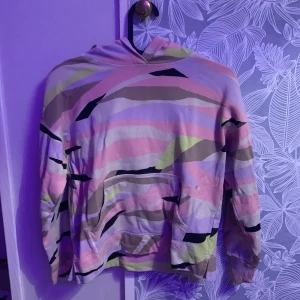 Tröja - Storlek 8-10år Nytt pris:150kr Mitt pris:50kr En tjock tröja med luva i färg grå,lila,rosa,gul,brun,svart 