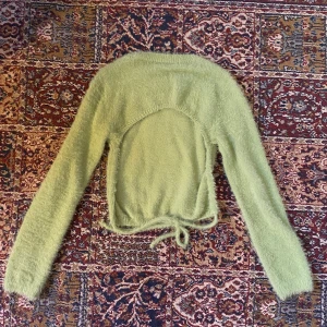 Tröja - Grön stickad tröja med öppen rygg
