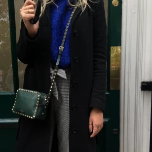 Valentino väska  - Valentino Garavani Rockstud shoulder bag mörk grön. Inköpt på NK för 5 år sedan för 11.000 kr. Slitage på baksida av väska inget som syns när man har på den + en nit borta på baksidan därav lågt pris. INGA BYTEN!!!. Dustbag medkommer! 