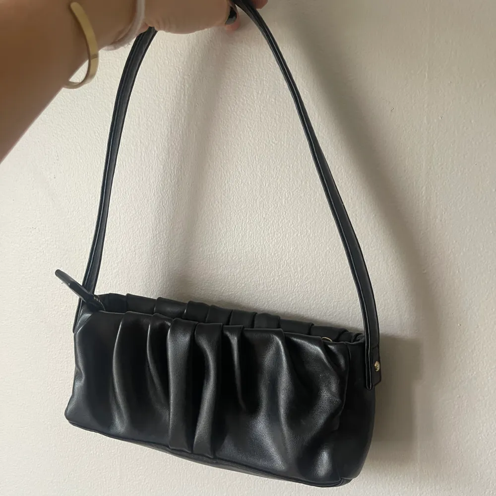 Den perfekta lilla svarta baguette-väskan!!! Så fin och rymlig för sin storlek, finns också ett innerfack.☺️ jag tror att den är ifrån ASOS om jag inte minns fel. Väskor.