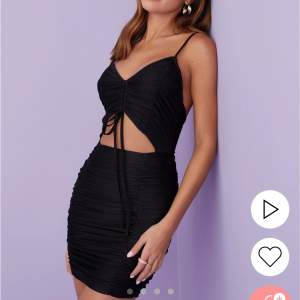 Säljer denna snygga klänning från Nelly, den är helt oanvänd och säljer pågrund av att den aldrig kommer till användning. Skriv för fler bilder, nypris 399kr