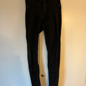 Svarta jeans - Svarta Molly jeans från Gina tricot, använda fåtal gånger Frakt tillkommer