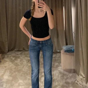 Low waist jeans - Säljer dessa snygga jeans då de tyvärr inte kommer till användning längre. De är low waist o raka i benen 