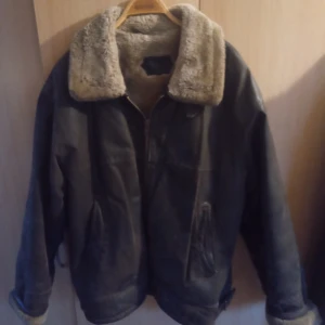 Leather herrjacka fodrad brun stl XXL - Fin Leather herrjacka fodrad brun stl XXLmed dragkedja och fickor fram samt en ficka på insidan .tvättanvisning ,Kemtvätt .viss slitage finnes .hämtas i Skene alt skickas o köpare betalar frakten o Swishbetalning tillämpas .frakt inräknat i priset 200.