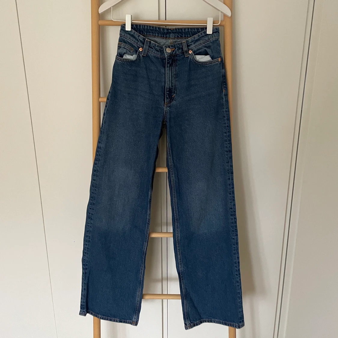 Mörkblåa jeans 