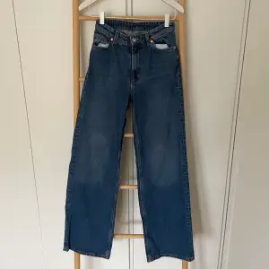 Mörkblåa jeans från Monki i modellen YOKO. Bra skick🥰