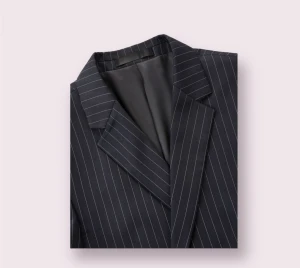 Old School Italian Pin-Sriped Suit  - När du tittar på klassiska tidlösa filmer är en sån här klassisk italiensk kostym med svart på vita ränder, dubbelnäppt, 2 delad kostym med elegant och professionell look. En Oh-My-God måste-ha och tidlös kostym.   Storlek:  XXL  Skick: Som Ny  