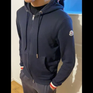 Moncler kofta  - En moncler kofta köpt för 2 år sen på farfetch i bra skick förutom snöret på vänster sida där Mitall biten har lossnat, storlek M kom med bud 