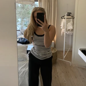 Randigt linne  - Super snyggt randigt linne från H&M med svart kant, prislapp kvar, aldrig använd! 🤍🖤St S men sitter som en XS. 