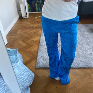 Mönstrade zara byxor - Såå coola unika fest byxor från zara! Jättenice färg och coolt mönster😍😍 förstora tyväärr