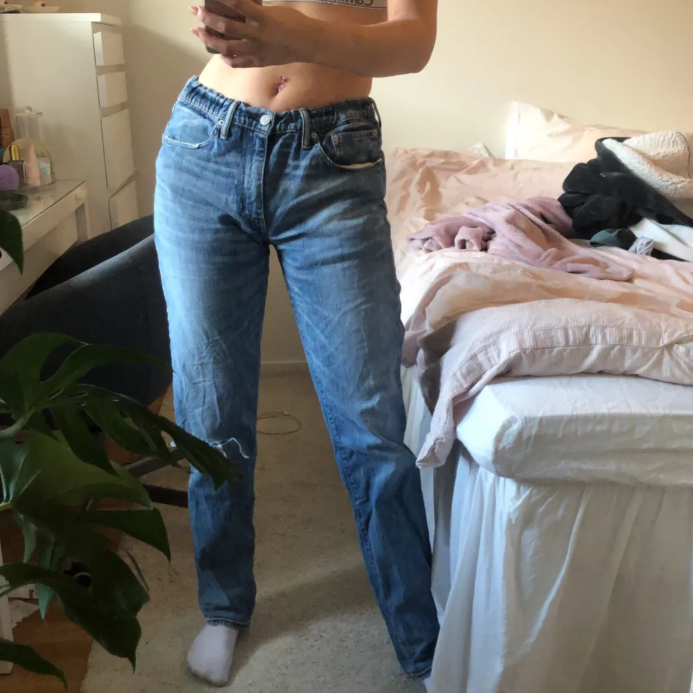 Low waist vintage levis jeans i stilen 5’11. Passar perfekt på mig som är 174 lång😍😍. Jeans & Byxor.