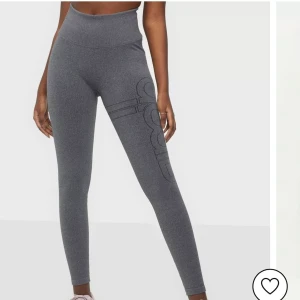 Aimn träningsthights - Grå ribbade träningsthigts från aimn. Byxorna är som nya och är endast använda fåtal gånger. Köpta för 600 kr. 