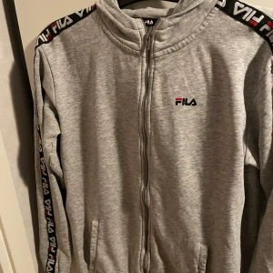 Zip hoodie Fila - Nästan aldrig använd, inga fläckar eller hål Nästan aldrig använd, inga hål eller fläckar finns. Storleken är 170-176 cm vilket är typ mellan small och medium. 