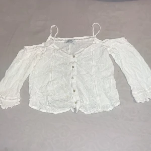 Blusar  - 1. Märket Bershka storlek xs  2. Märket take it storlek står inte men gissar på storlek S 3 svarta leggings storlek xs Jag tvättar och stryker alla kläder innan jag postar det till mina underbara kunder.  