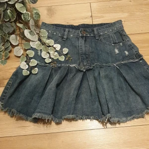 🤍Jeans kjol storlek M🤍 - Säljer jätte fin jeans kjol i storlek M💋 använd typ 3-4 gånger!🤍 