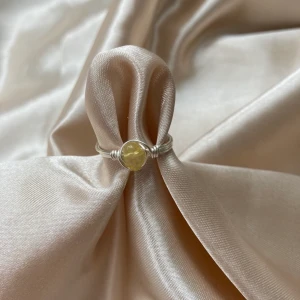 Ring⭐️ - Cool kristallring som är perfekt för alla som behöver lite hjälp med att peppas och se det positiva i vardagen🤍 ringen är gjord i silvrig koppartråd. En ring kostar 39kr st, frakt tillkommer på 13kr😍 storlekar anpassas efter dig!