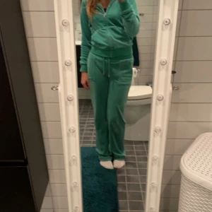 Grönt juicy set  - TRÖJAN ÄR SÅLD  Säljer mitt gröna juicy set då jag tröttnat på det. Köpte det i somras men jag har inte använt det så mycket så dwt är helt utan defekter. Kan mötas upp i Stockholm. Kom privat för fler bilder/frågor❤️