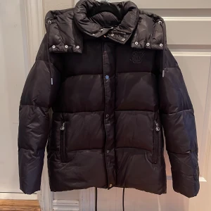 Jacka  - Den hära jackan har jag aldrig använt allting sitter kvar på den jag har inte ens tagit av dom lapparna som sitter inne i jackan den är som ny. Skick 10/10. Jag säljer den på grund av att jag köpte den i fel storlek. Färgen blå/svart. Pris kan diskuteras 