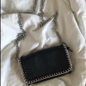 Tiamo väska  - Lägger ut igen då oseriös köpare❗️❗️                                 Säljer denna trendiga väskan från tiamo, fick i present för flera år sen. Skriv ifall du har några funderingar. Köparen står för frakten!!☺️☺️ väskan saknar en detalj, som man kan se på 2 bilden och jämförelse på 3 bilen hur den egentligen ska se ut. (Första bilen är lånad) 