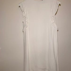 Carin Wester klänning  - Vit fin klänning från Carin Wester i storlek 38 som används en gång⭐️ Perfekt till skolavslutning eller student🌸