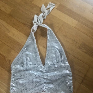 Ginatricot linne - Linne som är helt oanvänd i storlek L  frakten får du stå för :)