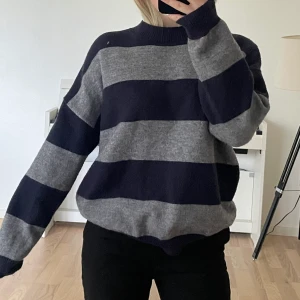 Stickad tröja  - Randig stickad tröja, köparen står för frakten!