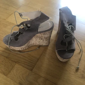 Krush klackar - Klackar i bra skick använda 1 gång 13cm höga storlek 38  Frakten får du stå för :)