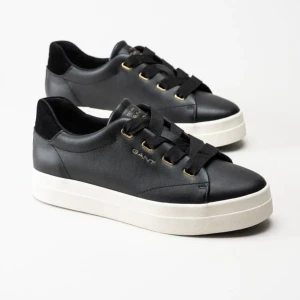 NYA GANT SKOR  - (Föreslå pris ) frakten ingår!  Helt nya använt 2 gånger. Hör av dig för egna bilder. Små i storlek säljer pga att dom var för små för mig. Ny pris 1400 köpta på Nk