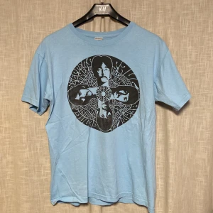  Blå Beatles T-shirt - Blå Psykadelisk beatles t-shirt