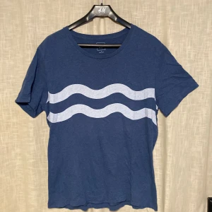 GAP T-shirt - Blå t-shirt med vågmönster från gap. Large