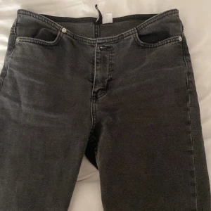 Hm lowrise  - Så fina gråa svarta hm lowrise jeans❤️jätte fint skick och bootcut  De är utsålda och säljs ej längre  Passar mig som är 32 i vanliga fall