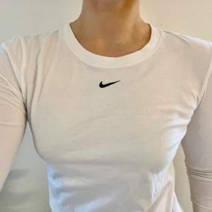 Långärmad Nike tröja i bomull säljs. Väldigt fint skick, ser sprillans ny ut även fast den är måttligt använd. Säljer då den tyvärr inte används😌