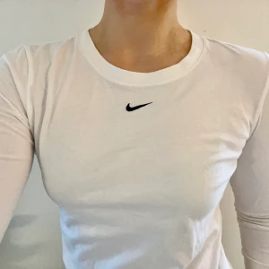 Nike tröja - Långärmad Nike tröja i bomull säljs. Väldigt fint skick, ser sprillans ny ut även fast den är måttligt använd. Säljer då den tyvärr inte används😌