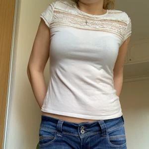 T-shirt med spets - En supersöt tisha som inte kommer till användning. Frakt ingår inte i priset utan tillkommer😊