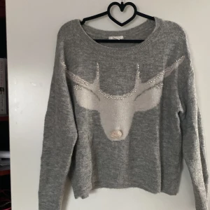 Stickad tröja från H&M - Grå stickad tröja från H&M med pärldetaljer. Väldigt mysig.