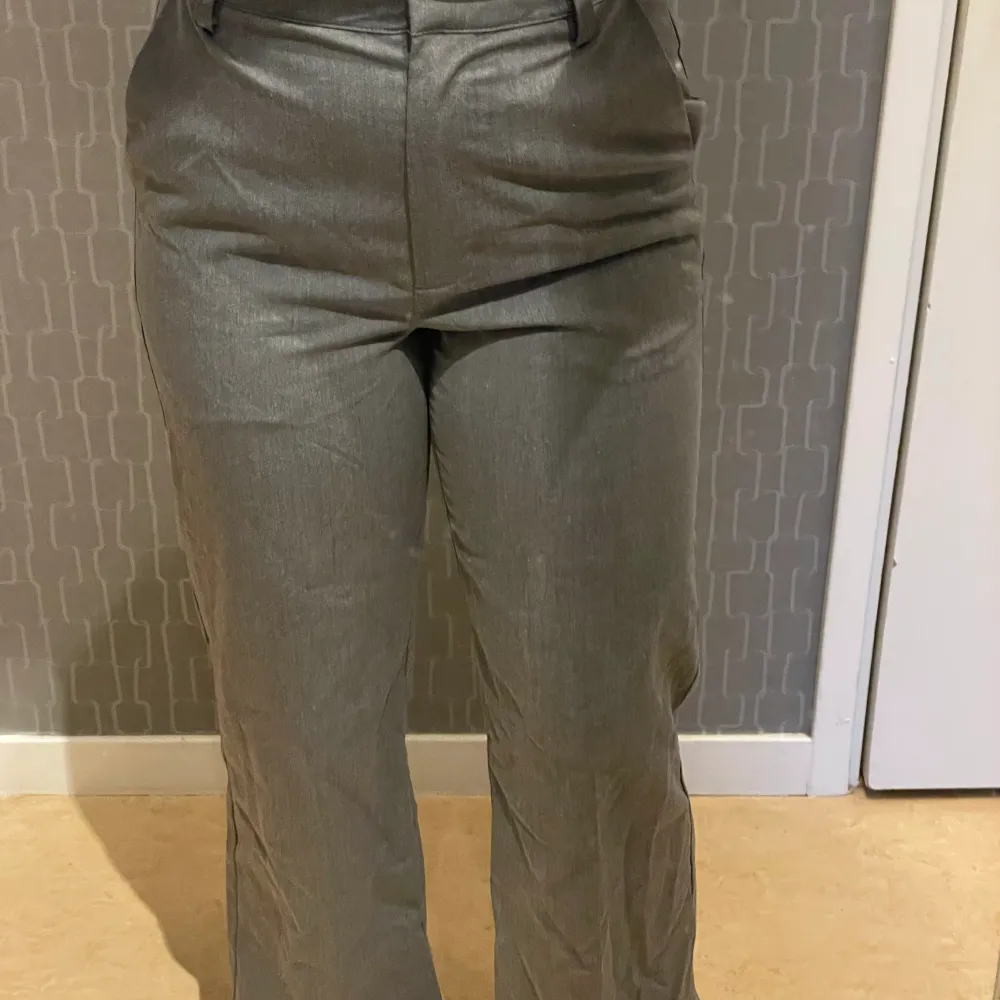 Säljer mina favorit kostymbyxor från bikbok pga att de inte passar mig längre. Har sytt upp de för att de ska passa mig som är 158cm men det går att sprätta upp stygnen och få den orginala längden (kolla sista bilden). . Jeans & Byxor.