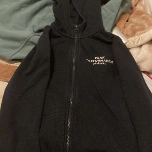 Peak Performance  - Peak performance hoodie i mörkblå färg