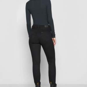 Lee jeans, modellen scarlett high 31/31. Nyskick, säljes pga felköp. Dam