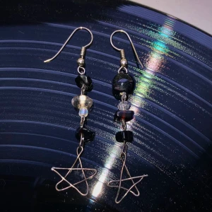 Obsidian örhängen  - 30kr, obsidian pärlor, inget nickel i örhänget :) 13kr frakt 📦 