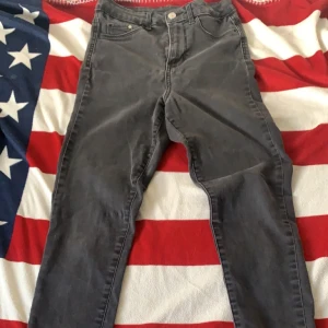 Svarta jeans HM strl 26/32  - Nyskick 